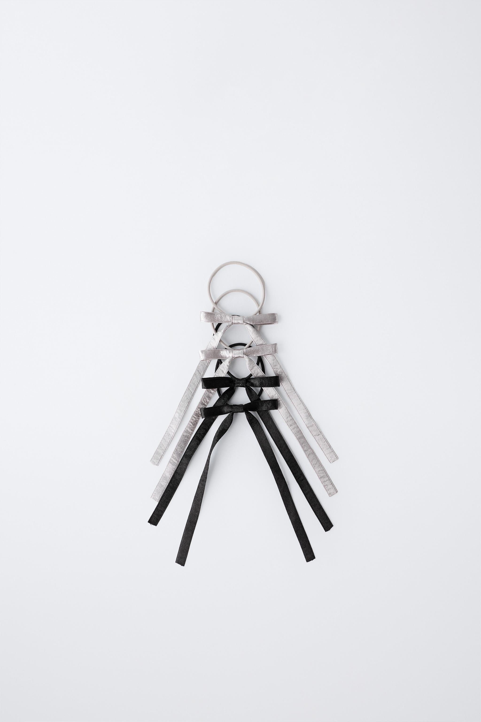 LOT DE QUATRE ÉLASTIQUES À LACETS